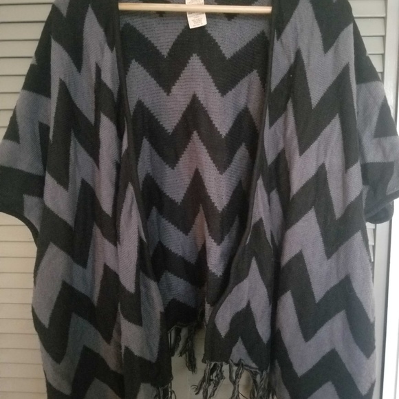 Shawl - poncho - sweater - Picture 4 of 4